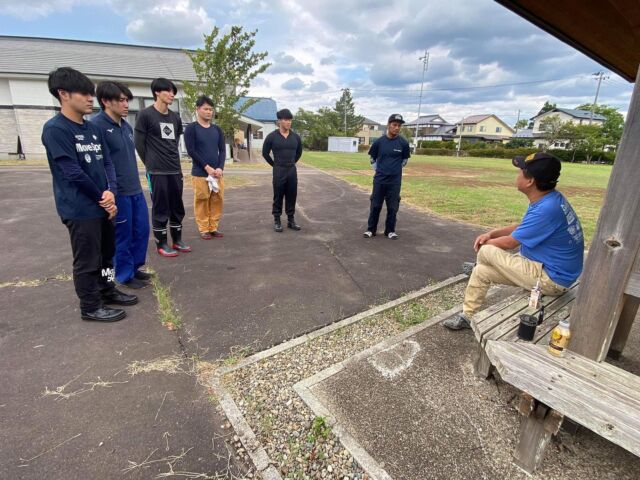 昨日は日本体育大学の学生を引き連れて秋田県五城目町へやってきました。
集合時間の２時間半前に到着し、今まで活動した場所や復旧作業が行われている現場を案内し、災害現場を目の当たりにした学生は、顔付きが変わりましたね。
流石消防士の卵です。
2階の家財を１階へ下ろし、処分する物、残しておきたいものに分けて処分場まで搬出する活動をさせて頂きましたが、2階には亡くなられた息子さんの品がたくさん。。。
これは残しておかなくて良いですか？そんな問いかけにお母さんの少し寂しそうな顔を覗かせる場面も…
しかし帰る時のご挨拶をさせて頂いた時には日体大生の元気な活動を見ていてお母さんも笑顔に。

学生達はも被災当時の状況や今までの事をお母さんから直接お話しして頂ける時間が沢山あったようで、とても良かったです。
こんな素敵なニーズを取っておいて頂いたレスキューアシストの武ちゃん。ありがとうございます🙇‍♂️

五城目支援も最終戦。
本日も活動して引き揚げます。

#プロボノ消防志
#日本体育大学
#nssu
#PB119
#レスキューアシスト
#秋田県五城目町
#日本財団災害支援 
#keen 
#keenjapan