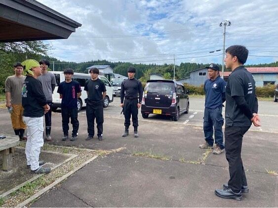 秋田県五城目町支援

昨日に引き続き秋田県五城目町の支援に入らせて頂きました。
本日は住民さんが通りに出した被災ゴミをローラー作戦にて回収、廃棄という流れでした。

超協力な助っ人、地元消防本部消防士３名加わり無事任務完了。

２日間の行程でしたが、学生達はそれぞれ大きなものを得たようでした。

#プロボノ消防志
#pb119
#日本体育大学
#nssu
#レスキューアシスト
#日本財団災害支援 
#keen
#keenjapan 
#秋田県
#五城目町
#災害支援