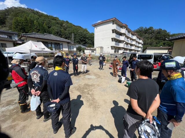 本日のいわき市は消防職員いっぱいの日でした。

【午前】
重機×1  ダンプ×2で
住宅の庭に堆積した土砂を搬出

【午後】
別のお宅に移動し
重機×1  ダンプ×2で
住宅の庭に堆積した土砂を搬出

他の消防グループは、側溝の泥上げや宅内の泥だしや土嚢搬出等をやっていました。

全国各地で発生している災害により支援の手が不足しています。
一緒に活動して頂ける方、ご支援頂ける方、ご連絡お待ちしております！

#災害支援
#drtjapan 
#deftokyo 
#open_japan 
#プロボノ消防志
#日本財団災害支援
#消防志
