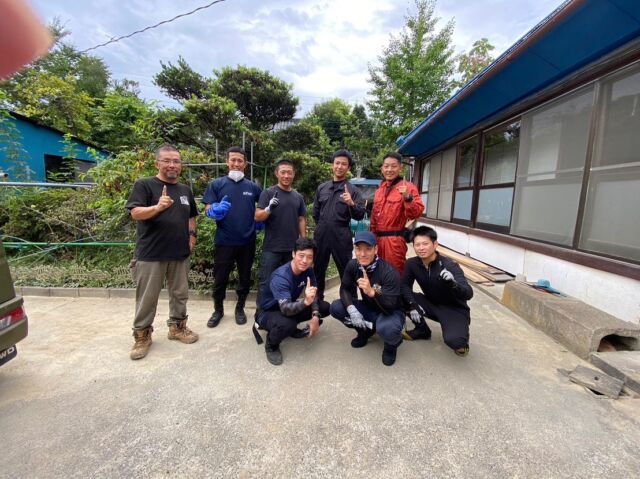 9/21 大網白里市

今日は嬉しかったなぁ…
県内外からたくさんの仲間が助けに来てくれた。

毎日この倍くらい来てくれると良いんだけどね🤣

いつもの人数じゃ１日じゃ終わらなかった…
ペースメーカーが埋め込まれているお爺さんが１人で頑張っていました…
心臓に負担かけちゃダメなのに。。。

完了した敷地を見て本当に感動しているのが伝わりました。
災害支援やってて良かったなって思う瞬間です。

隣の県もそのまた隣の県も被災していて、仲間の力が分散されている今。
県内でまとまって何とかするしかないんです。
自分達で何とかするしかないんです。

今は１日１件しかこなせないけど、人数が集まればそれだけ早く被災者の方の心労が軽くなります。

少しでも早く元の生活に戻れる様にご協力をお願いします。

#日本財団災害支援
#レスキューアシスト
#オール千葉
#プロボノ消防志
#千葉ワンチーム
#消防有志
#消防士の休日